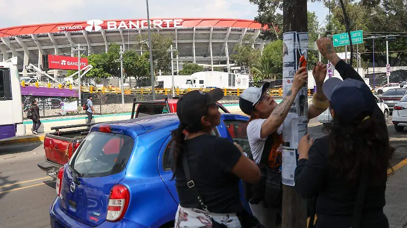Madres buscadoras tapizan alrededores del Estadio Banorte con fichas de sus desaparecidos 